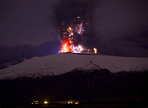 ‘Dirty thunderstorm’: Lightning in a volcano - TODAY.com