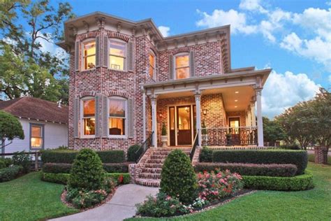 20 Homes With Beautiful Wrap-Around Porches - Housely | Brick house plans, House with wrap ...