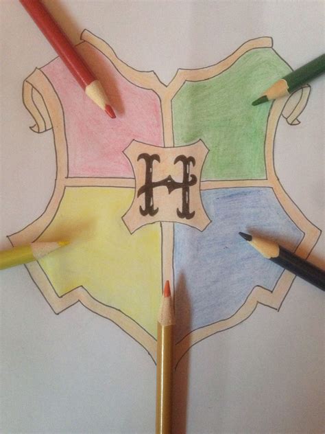 Simple and easy to draw Hogwarts emblem | Harry potter drawings easy ...