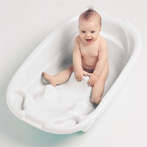 Bathing Your Baby: Organic baby shampoo, non-toxic bathtubs, and more