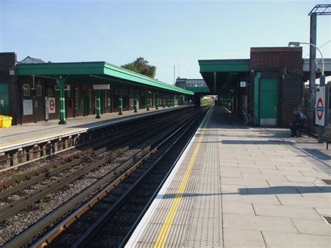 Dagenham East Underground Station (Barking and Dagenham, 1902) | Structurae