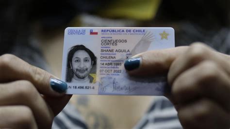 Chile expide el primer documento de identidad a una persona no binaria | RPP Noticias