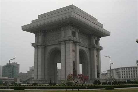 File:Arch of Triumph in Pyongyang.jpg - Wikimedia Commons