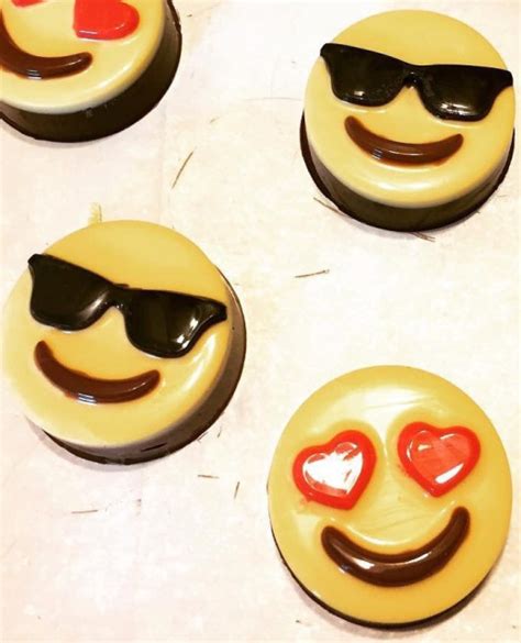 Emoji Oreos