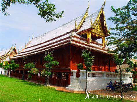 Wat Yai Suwannaram in Phetchaburi