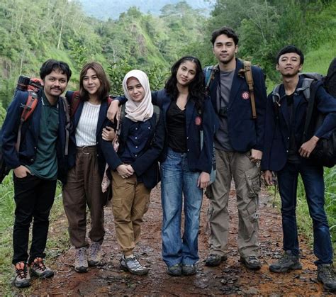 Review Film KKN di Desa Penari. Ngeri Sih Tapi Kok Begini Ya? - CewekBanget