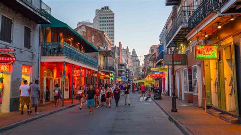 Bourbon Street New Orleans - Best place to drink in NOLA on the weekend ...