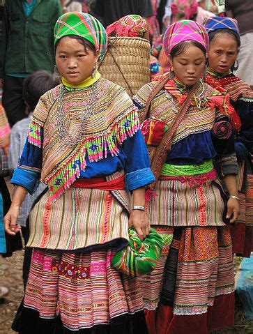 File:Hmong women at Coc Ly market, Sapa, Vietnam.jpg - Wikipedia