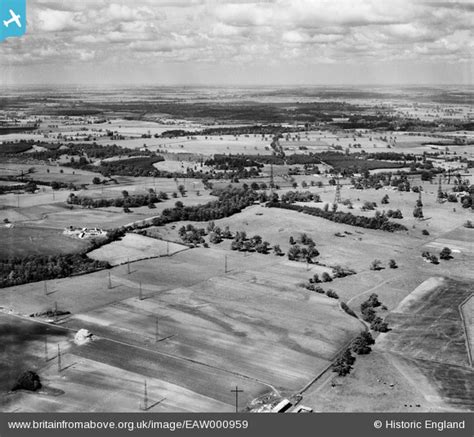 EAW000959 ENGLAND (1946). Radio masts at RAF Chicksands and environs ...