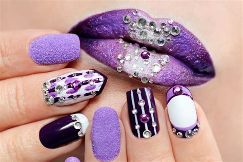 5 Glitter Nail Art Designs that Feature Rhinestones - NailRock