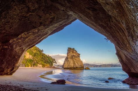 Looking at Te Hoho Rock through Cathedral Cove, Hahei, New Zealand [OC ...