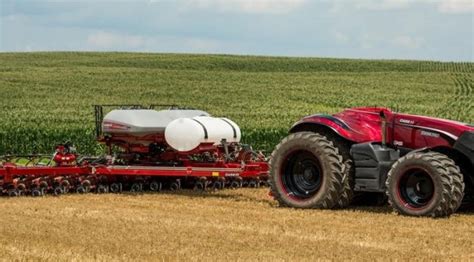 Trator autônomo manobrado pelo celular é o futuro da agricultura