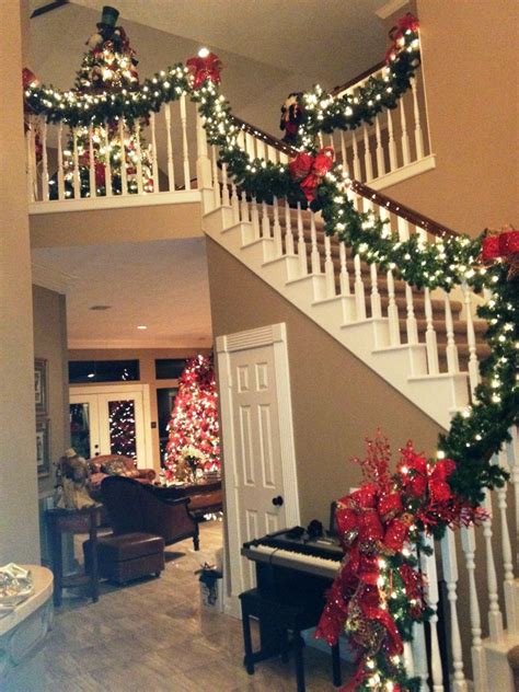 10 Beautiful Christmas Staircase Decorations Ideas For You To Try ...