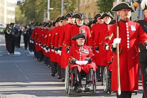 Chelsea Pensioners lead centenary parade | Daily Mail Online