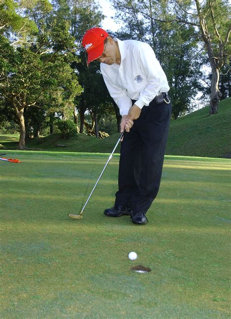 File:Golf player putting green 2003.jpg - Wikimedia Commons