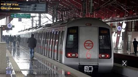 Delhi: Sari stuck in Metro door, woman gets dragged along platform, dies | Delhi News - The ...