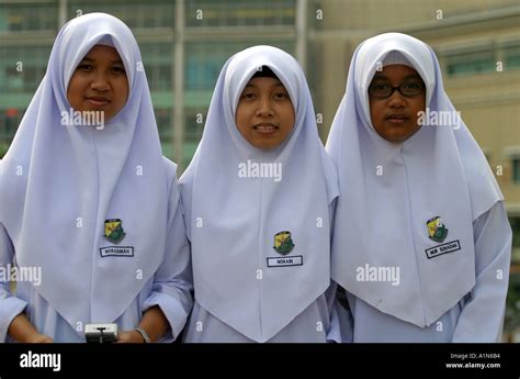 Malaysia kuala lumpur muslim girls hi-res stock photography and images - Alamy