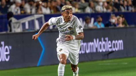 LA Galaxy’s Julian Araujo Misses Barcelona Transfer by 18 Seconds – NBC Los Angeles