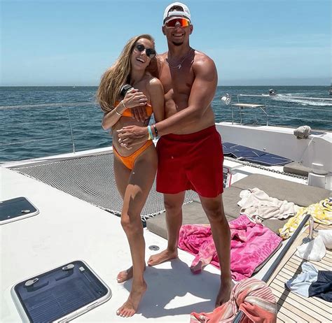 Patrick Mahomes kisses Brittany Matthews in cozy vacation photos