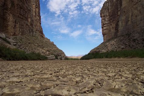 Datei:Big Bend National Park - Rio Grande riverbed with cracked mud.jpg – Wikipedia