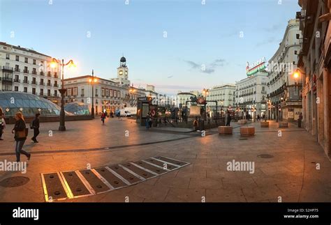 Puerta del Sol, night view. Madrid, Spain Stock Photo - Alamy