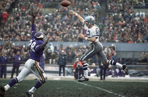 Dallas Cowboys quarterback Roger Staubach makes a... - SI Photo Blog