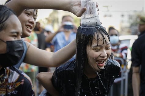 A very wet new year: Thai celebrate Songkran Water Festival | Daily Sabah