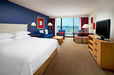 Hotel Rooms and Suites in San Diego | Sheraton San Diego Hotel & Marina