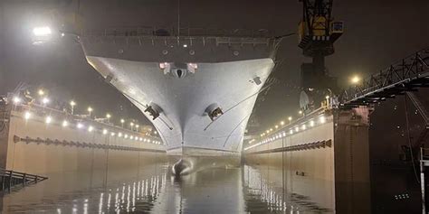 The impressive entry into dry dock of the aircraft carrier USS Essex in fast motion