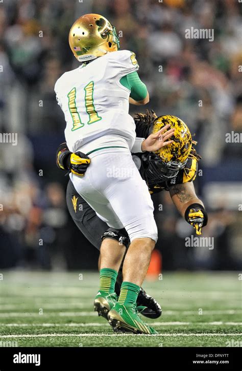 Notre Dame Fighting Irish quarterback Tommy Rees (11) gets rid of the ...