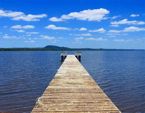 Muelle de San Blas en San Bernardino, a orillas del Lago Ypacaraí, departamento de Cordillera ...