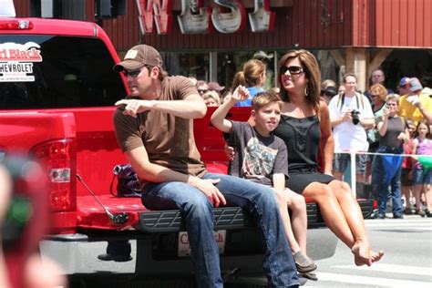 Rodney Atkins and family wave to fans at CMA Music Fest kick-off parade | Cma music festival ...