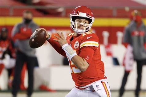 Patrick Mahomes reacts to NFL turf debate after Aaron Rodgers injury ...