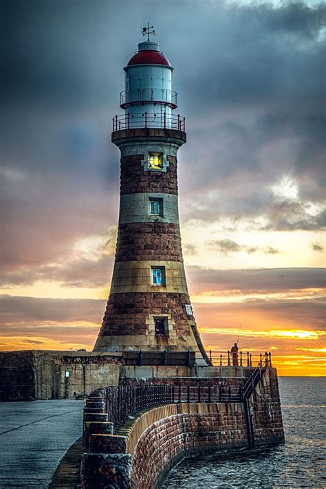 Roker Lighthouse | Lighthouse pictures, Beautiful lighthouse, Lighthouses photography