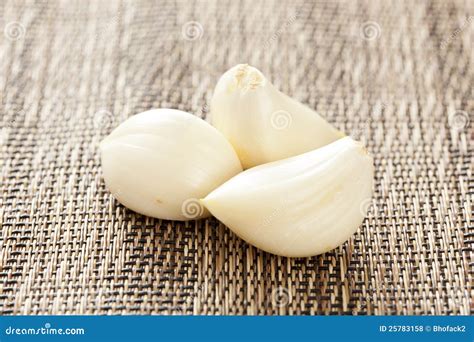 Fresh Organic Garlic Cloves Royalty Free Stock Photos - Image: 25783158