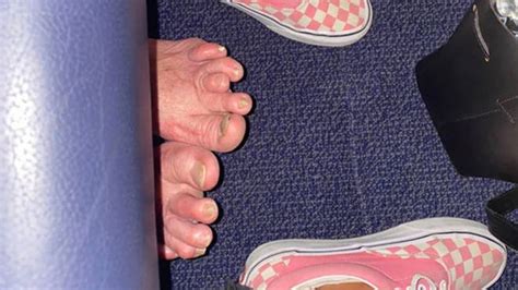 Passengers offer advice after man pokes bare feet under airline seat ...