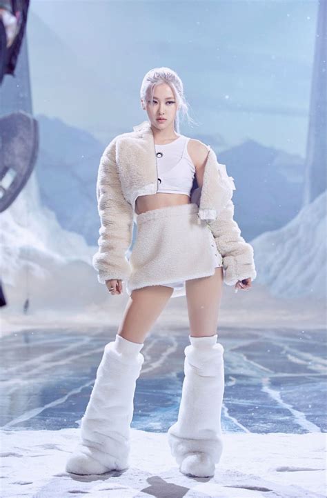 Rosé the Snow Goddess in 2020 | Blackpink fashion, Black pink kpop ...