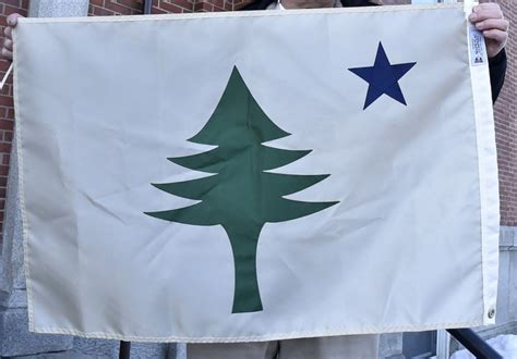 Maine House rejects bill to bring back old state flag