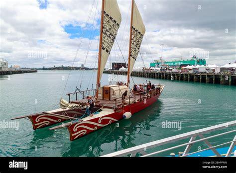 Maori waka hi-res stock photography and images - Alamy