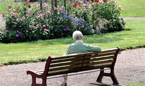 New research suggests that sitting on park benches is good for health | Express.co.uk