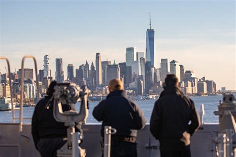 DVIDS - Images - USS Arlington departs New York City [Image 3 of 13]