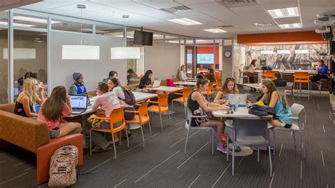 Going Beyond Campus Lecture Halls - Steelcase