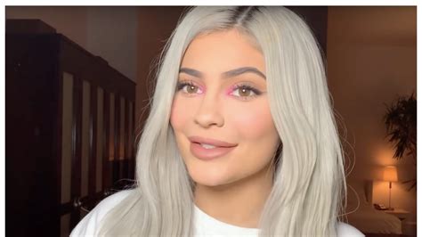 Kylie Jenner Created a Beauty Tutorial for Wearing Bright Pink ...