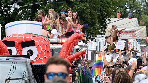 ‘It means everything to us’: Carnival parade shows out for the first time since pandemic : r ...