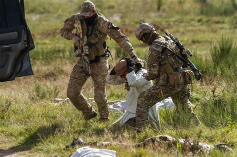 Danish Army Special Forces operators detain a hostile fighter during an exercise [2000×1333 ...