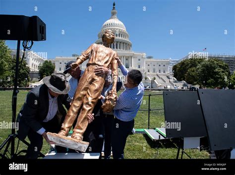 Workers statue tiananmen square hi-res stock photography and images - Alamy