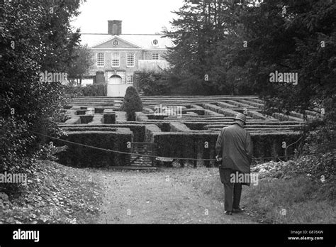 The maze in the pleasure garden at chevening house hi-res stock ...