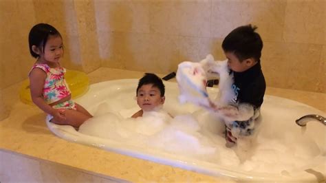 Bubble Bath Fun at The Palazzo Las Vegas - YouTube