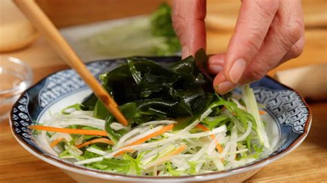 Seaweed Salad with Japanese-style Dressing Recipe (Nutritious Wakame Salad) - Cooking with Dog