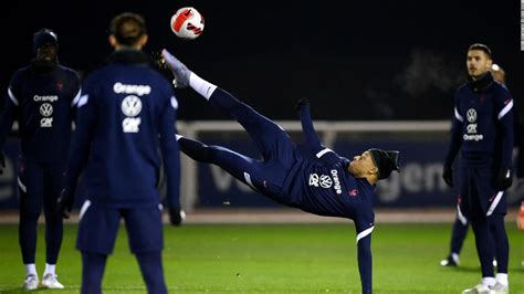 Kylian Mbappé shows magical repertoire in PSG training | Videos | CNN ...